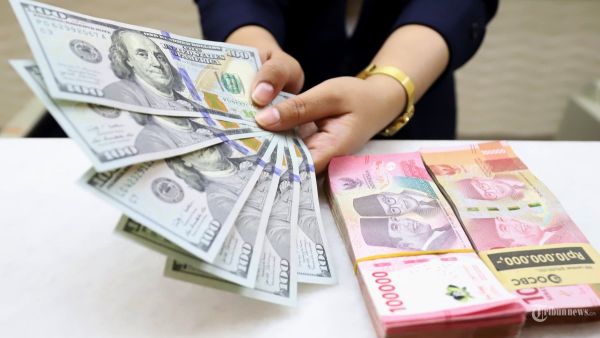 Karyawan menunjukan uang dolar Amerika Serikat (AS) dan Rupiah di salah satu gerai penukaran mata uang asing di Jakarta, Selasa (18/6/2024). Nilai tukar rupiah mencapai posisi terlemah sejak April 2020, saat Indonesia baru saja dihantam pandemi Covid-19. Namun, masih ada peluang rupiah bergerak menguat pada akhir 2024. Berdasarkan data Bloomberg pada Jumat (14/6/2024), rupiah menutup perdagangan dengan turun 0,87 persen atau setara 142 poin ke posisi Rp16.412 per dolar AS. TRIBUNNEWS/IRWAN RISMAWAN