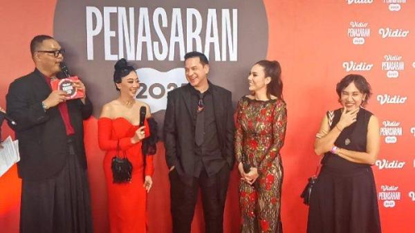 JANDA-JANDA MAIN FILM WEB SERIES - Asri Welas, Ari Wibowo dan Wulan Guritno terlibat dalam satu project series yang sama bertajuk 'Mama Mama Pengejar Cinta' yang tayang di platform Vidio. Wulan Guritno tak menyangka menjadi lawan main Asri Welas dan Masayu Anastasia yang berstatus janda sama dengan dirinya.