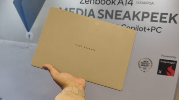 ASUS Zenbook A14 (UX3407QA), laptop paling ringan di dunia, cuma 899 gram.  Foto: Habib Allbi Ferdian/kumparan