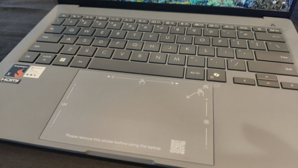 ASUS Zenbook A14 (UX3407QA). Foto: Habib Allbi Ferdian/kumparan