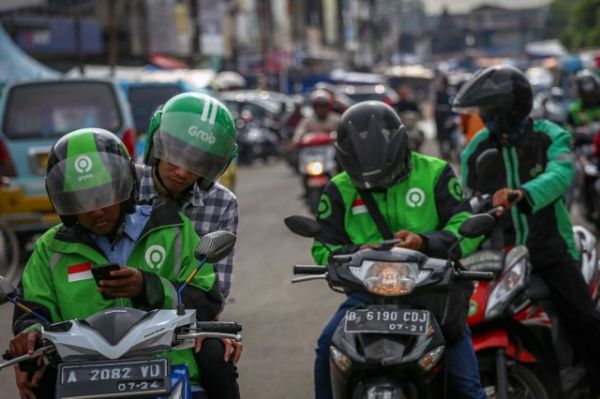 Pengemudi ojek online menunggu penumpang di kawasan Pasar Anyar, Kota Tangerang, Banten, Rabu (11/3). Foto: ANTARA FOTO/Fauzan