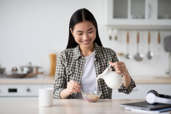 Ilustrasi Makan Sebelum Bepergian. Foto: Prostock-studio/Shutterstock