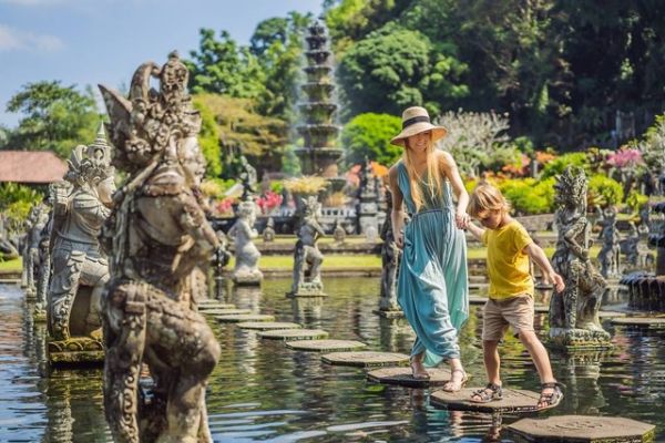 Ilustrasi Turis Asing di Bali. Foto: Shutter Stock