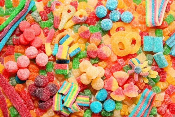 Ilustrasi sour candy atau permen asam. Foto: Hannamariah/Shutterstock