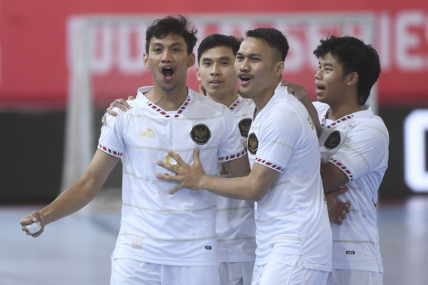 Pemain Timnas Futsal Indonesia Rio Pangestu Putra (kiri) berselembrasi bersama rekannya usai mencetak gol ke gawang Timnas Futsal Arab Saudi dalam laga Indonesia Futsal 4 Nations World Series 2025 di Jakarta International Velodrome, Minggu (2/2/2025) Foto: Akbar Nugroho Gumay/ANTARA FOTO