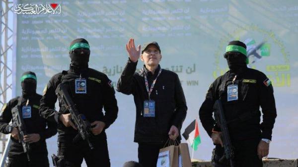 SANDERA ISRAEL DIBEBASKAN - Foto ini diambil pada Selasa (4/2/2025) dari publikasi resmi Brigade Al-Qassam (sayap militer Hamas) pada Sabtu (1/2/2025), menunjukkan sandera Israel, Keith Siegel, melambaikan tangan kepada warga Palestina dengan didampingi anggota Brigade Al-Qassam (sayap militer Hamas) selama pertukaran tahanan ke-4 pada Sabtu (1/2/2025) sebagai bagian dari implementasi perjanjian gencatan senjata Israel-Hamas di Jalur Gaza. Tiga sandera Israel; Ofer Calderon, Yarden Bibas, dan Keith Siegel, dibebaskan dengan imbalan 183 tahanan Palestina.