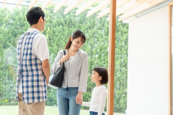 Ilustrasi Orang Tua Berbicara dengan Guru Anak di Sekolah.
 Foto: Shutterstock