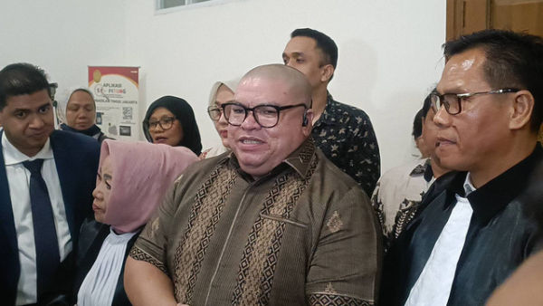 Razman Arif Nasution dan Iqlima Kim memberikan keterangan pers terkait kasus pencemaran nama baik terhadap Hotman Paris Hutapea , PN Jakarta Utara, Kamis (12/12). Foto: Giovanni/kumparan