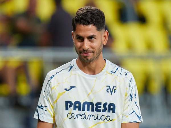 Villarreal's Ayoze Perez warms up ahead of the game on August 26, 2024