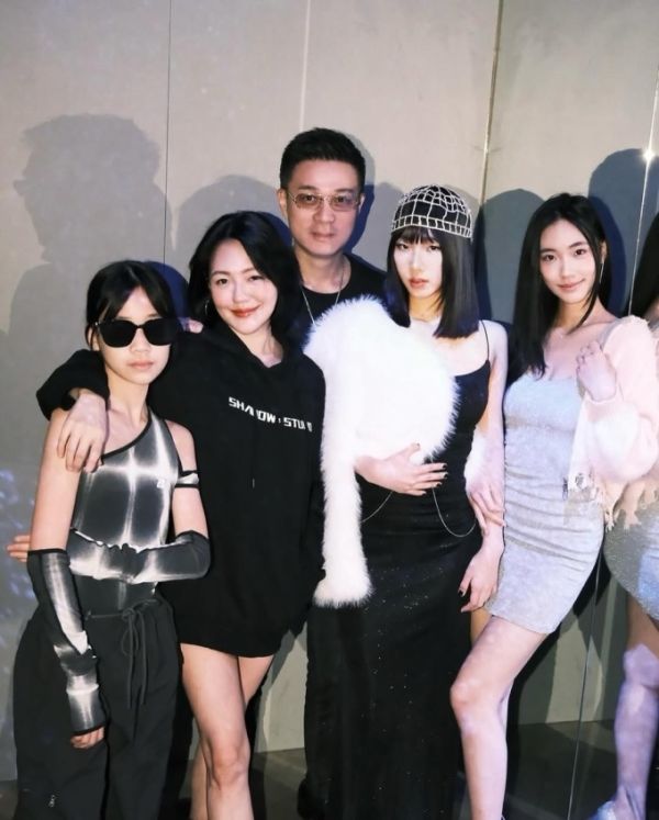 Dee Hsu (second from L), her husband Mike Hsu (C) and their three daughters. Photo from Dee Hsus Instagram