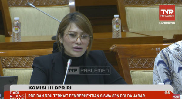 Komisi III DPR RI audiensi bersama Kepala Sekolah Polisi Negara Polda Jabar, Kombes Dede Yudy Ferdiansah dan orang tua siswa disabilitas Valyano Boni Raphael terkait pemberhentian Valyano di gedung Parlemen, Jakarta pada Kamis (6/2/2025). Foto: Youtube/ TVR Parlemen