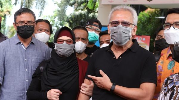 Musisi Iwan Fals bersama istrinya Rossana usai melaporkan terkait pencemaran nama baik terhadap fans Iwan Fals di SPKT Polda Metro Jaya, Jakarta, Kamis, (4/11). Foto: Agus Apriyanto