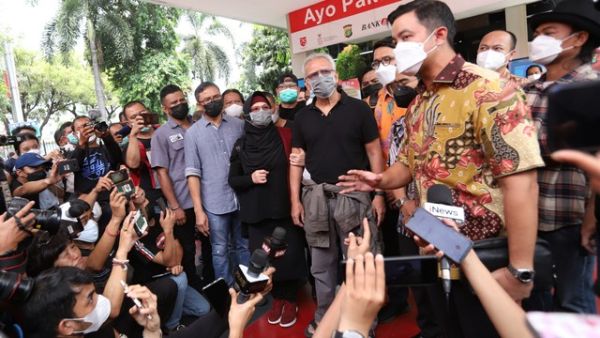 Musisi Iwan Fals bersama istrinya Rossana usai melaporkan terkait pencemaran nama baik terhadap fans Iwan Fals di SPKT Polda Metro Jaya, Jakarta, Kamis, (4/11). Foto: Agus Apriyanto