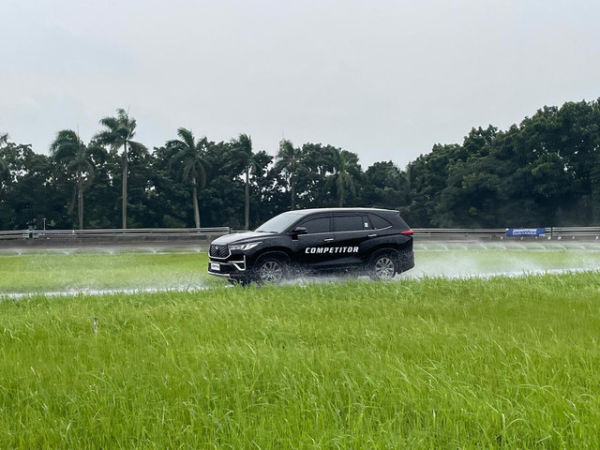 Mencoba ban mobil terbaru Bridgestone Turanza 6 dibanding kompetitor di Bridgestone Proving Ground Track Karawang, Jawa Barat. Foto: Sena Pratama/kumparan