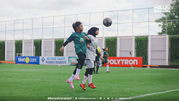 Tasya Nur Madina dari SDN Harjowinangun 2 dan Aleyya Putri asal SD 1 Payaman berduel di udara pada MilkLife Soccer Challenge Kudus 2025 U-12.  Foto: MilkLife Soccer