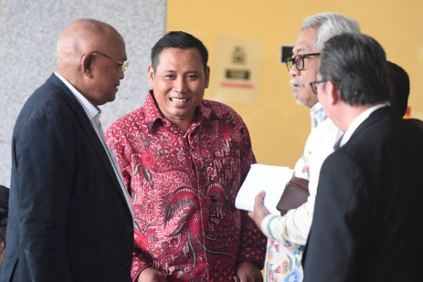 Staf Sekjen PDI Perjuangan Hasto Kristiyanto, Kusnadi (tengah) tiba untuk menjalani pemeriksaan di gedung KPK, Jakarta, Rabu (19/6/2024). Foto: Akbar Nugroho Gumay/ANTARA FOTO