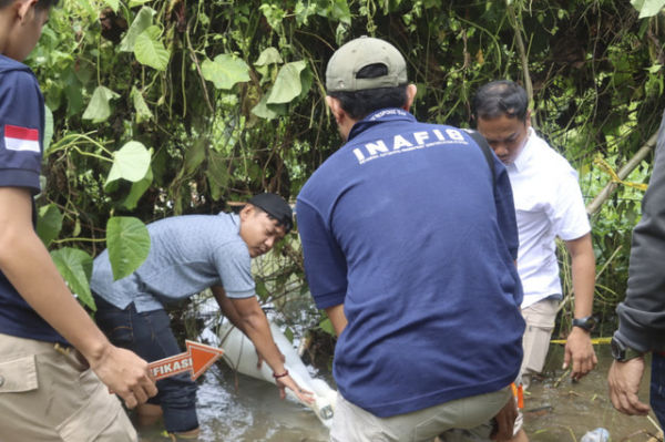 Kapolres Banggai Kepulauan, AKBP Jimmy Marthin saat memimpin langsung olah TKP penemuan mayat Hijriah Andriani. Foto: Dok. Polres Banggai Kepulauan