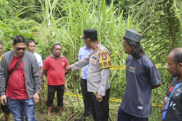 Kapolres Banggai Kepulauan, AKBP Jimmy Marthin saat memimpin langsung olah TKP penemuan mayat Hijriah Andriani. Foto: Dok. Polres Banggai Kepulauan