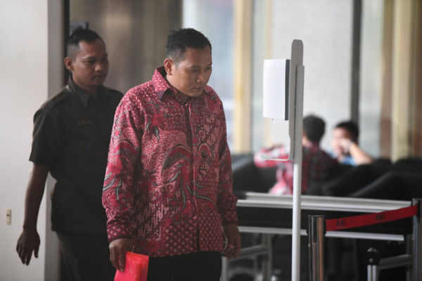 Staf Sekjen PDI Perjuangan Hasto Kristiyanto, Kusnadi (kanan) bersiap menjalani pemeriksaan di gedung KPK, Jakarta, Rabu (19/6/2024). Foto: Akbar Nugroho Gumay/ANTARA FOTO