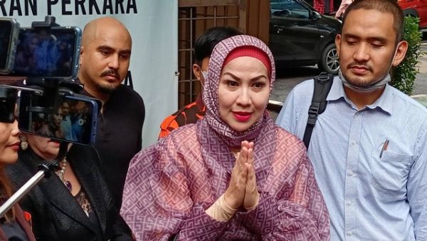 Venna Melinda usai hadiri mediasi di Pengadilan Agama Jakarta Selatan, Kamis (23/2/2023).
 Foto: Aprilandika Pratama/kumparan