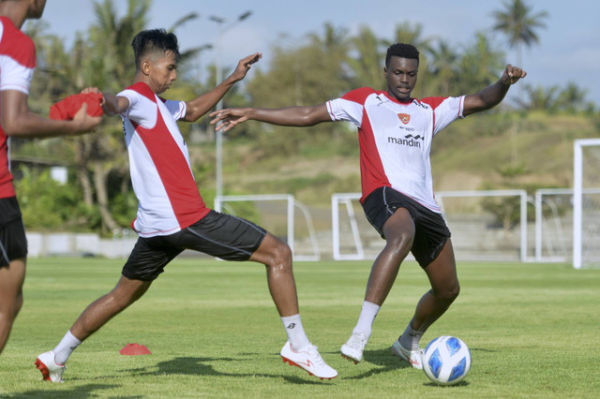 Pemain Timnas Indonesia U-20 Meshaal Hamzah (kanan) bersama rekan setimnya menjalani pemusatan latihan di Training Center Bali United, Pantai Purnama, Gianyar, Bali, Rabu (30/10/2024). Foto: Fikri Yusuf/ANTARA FOTO