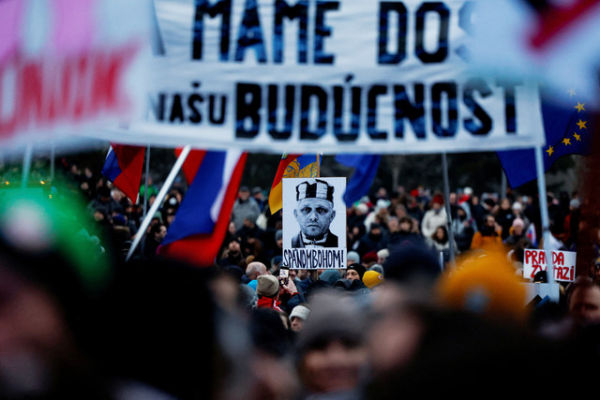 Para pengunjuk rasa memegang plakat, saat mereka menghadiri protes anti-pemerintah di Bratislava, Slovakia, 7 Februari 2025. Foto: REUTERS/David W Cerny