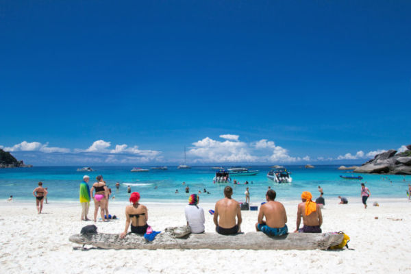 Ilustrasi wisatawan di pantai. Foto: Shutterstock