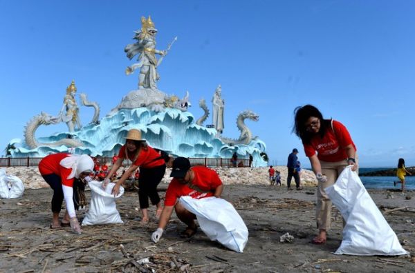 Warga membersihkan sampah pantai saat berpartisipasi dalam aksi bersih sampah bertajuk "One Island One Voice" di Pantai Jerman, Badung, Bali, Minggu (19/2/2023). Foto: ANTARA FOTO/Fikri Yusuf