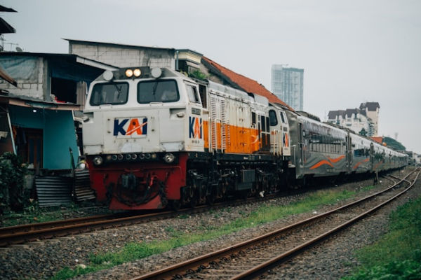 Kereta Tawang Jaya Premium. Foto Hanya Ilustrasi, Bukan Sebenarnya. Sumber Foto: Unsplash.com/Salman Rameli