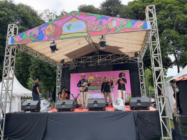 Suasana Festival Semesta Ramadan Dompet Dhuafa: Berzakat Kerennya Gak Ada Obat di Taman Lapangan Soft Ball, GBK, Senayan, Jakarta pada Sabtu (8/2/2025). Foto: Abid Raihan/kumparan