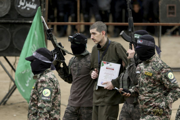 Sandera yang ditahan di Gaza sejak serangan mematikan 7 Oktober 2023, dibebaskan oleh militan Hamas sebagai bagian dari gencatan senjata dan kesepakatan pertukaran tawanan antara Hamas dan Israel di Deir Al-Bala Foto: Hatem Khaled/REUTERS