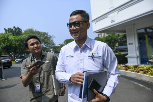 Dirut PLN Darmawan Prasodjo (kanan) bersiap menghadiri rapat yang dipimpin Presiden Prabowo Subianto di Kompleks Istana Kepresidenan, Jakarta, Rabu (30/10/2024). Foto: Hafidz Mubarak/ANTARA FOTO