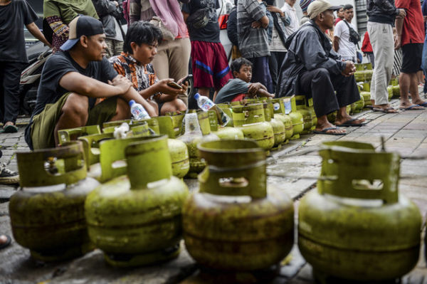 Sejumlah warga antre membeli gas elpiji 3 kilogram di Cibodas, Kota Tangerang, Banten, Rabu (5/2/2025). Foto: Putra M. Akbar/ANTARA FOTO 