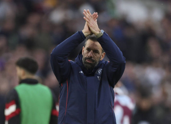 Asisten manajer Manchester United, Ruud van Nistelrooy, memberikan tepuk tangan kepada para penggemar setelah pertandingan. Foto: Paul Childs/REUTERS