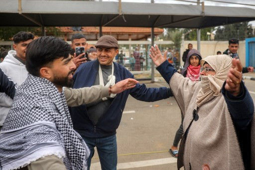 Momen seorang tahanan Palestina bertemu ibunya pertama kali sejak ditahan Israel pada 2009 silam Foto: Eyad BABA / AFP