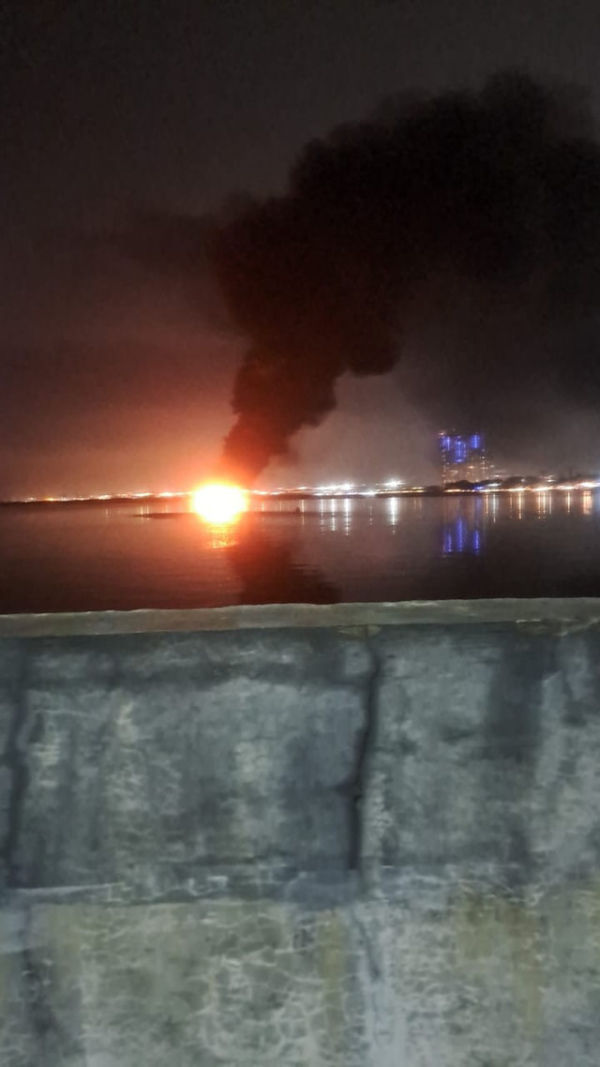 Asap hitam membumbung tinggi saat terjadi kebakaran 2 kapal di Dermaga Marina Ancol, pada Sabtu (8/2) malam. Foto: Dok. Istimewa