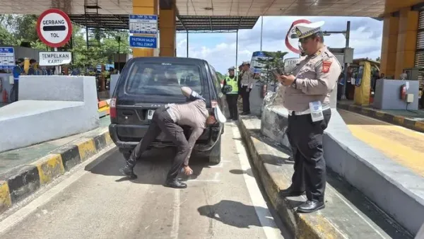 Olah TKP kecelakaan maut di GT Ciawi. (Sholihin/detikcom)