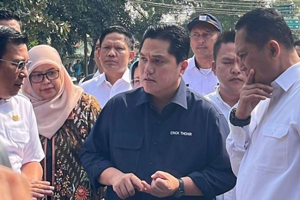 Menteri BUMN Erick Thohir bersama Kepala Badan Pangan Nasional (Bapanas) Arif Prasetyo Adi dan Direktur Utama Perum Bulog Budi Waseso di Pasar Induk Besar Cipinang, Jakarta Timur, Rabu (4/10/2023). Foto: Widya Islamiati/kumparan