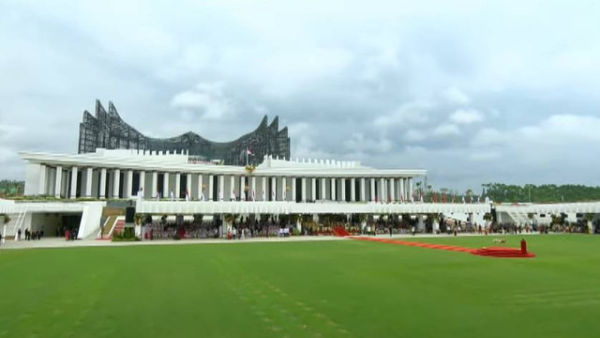 Suasana jelang upacara HUT ke-79 RI Istana Negara IKN, Kalimantan Timur, Sabtu (17/8/2024). Foto: YouTube/Sekretariat Presiden