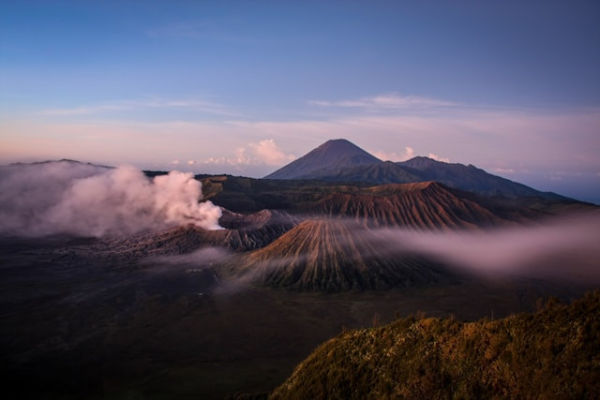 Jalur Pendakian Gunung Butak Via Panderman. Foto hanyalah ilustrasi, bukan tempat sebenarnya. Sumber: unsplash/ Mario La Pergola.