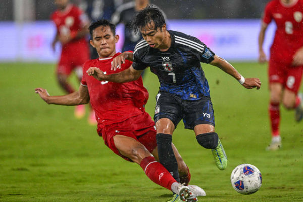 Pesepak bola Timnas Indonesia Rizky Ridho (kiri) berebut bola dengan pesepak bola Timnas Jepang Kaoru Mitoma (kanan) pada pertandingan Kualifikasi Piala Dunia 2026 Zona Asia di Stadion Utama Gelora Bung Karno, Jakarta (15/11). Foto: Aprillio Akbar/Antara