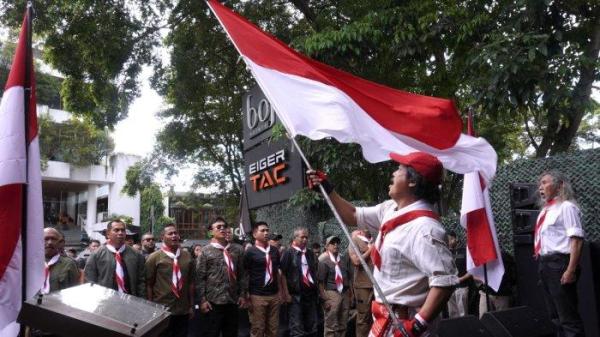 Founder Eiger Tropical Adventure Ronny Lukito (keempat dari kiri), Danpussenif Letjen TNI Iwan Setiawan (ketiga dari kiri), Kapolda Jawa Barat Irjen Pol Akhmad Wiyagus (kelima dari kiri), serta sejumlah pejabat lainnya dan tamu undangan menyanyikan lagu INdonesia Raya pada grand launching toko pertama Eiger TAC di Jalan Sumatera, Kota Bandung, Jawa Barat, Sabtu (8/2/2025).