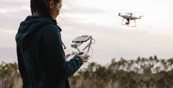 Ilustrasi menerbangkan drone. Foto: Jacob Lund/Shutterstock