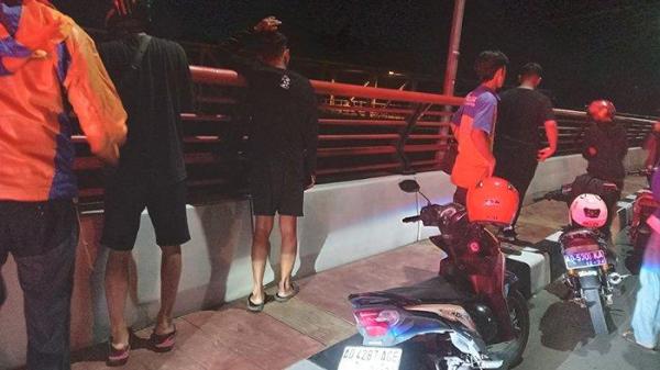 DUGAAN PRIA TERJATUH DARI JEMBATAN JURUG. Potret orang-orang mencurigai adanya pria yang jatuh ke sungai Bengawan Solo dari atas jembatan Jurug Solo, Senin (10/2/2025) malam kemarin. Pria yang diduga terpeleset itu berinisial DW (32).