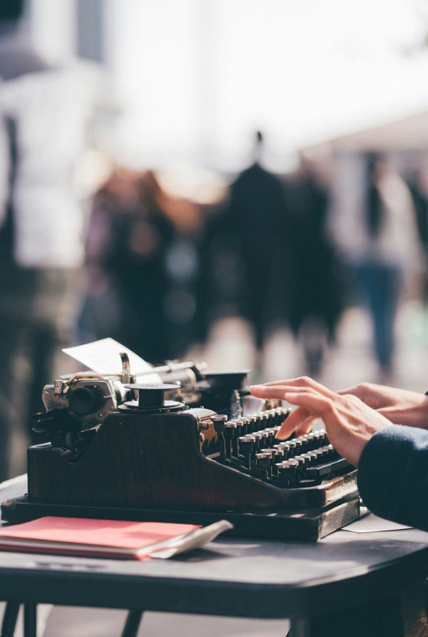 Foto: Thom Milkovic via Unsplash. https://unsplash.com/photos/person-using-black-typewriter-FTNGfpYCpGM