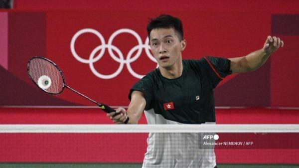 Angus Ng Ka Long dari Hong Kong melepaskan tembakan ke Kevin Cordon dari Guatemala dalam pertandingan penyisihan grup bulu tangkis tunggal putra mereka selama Olimpiade Tokyo 2020 di Musashino Forest Sports Plaza di Tokyo pada 28 Juli 2021