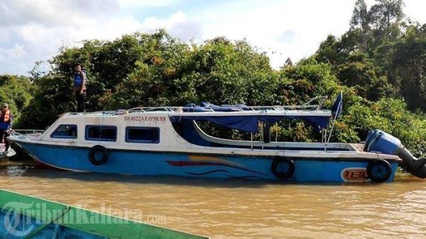 EVAKUASI KORBAN – Speedboat berpenumpang lebih dari 30 orang terbalik di Sungai Temangga, Tanjung Buka, Kecamatan Tanjung Palas Tengah, Kabupaten Bulungan, Kalimantan Utara, Senin (10/2/2025). Para korban langsung dievakuasi, Senin (10/2/2025).