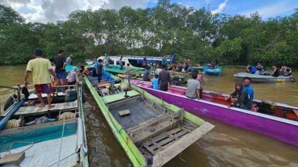 PENCARIAN KORBAN - Speedboat berpenumpang lebih dari 30 orang terbalik di Sungai Temangga, Tanjung Buka, Kecamatan Tanjung Palas Tengah, Kabupaten Bulungan, Kalimantan Utara, Senin (10/2/2025). Proses pencarian korban kecelakaan speedboat di Sungai Temangga, Tanjung Palas Tengah, Kabupaten Bulungan.