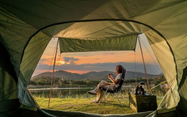 Ilustrasi camping di Temas River Park. Foto: Theera Disayarat/Shutterstock