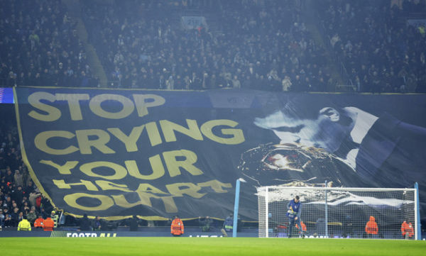 Penggemar Manchester City membentangkan spanduk Rodri di dalam stadion sebelum pertandingan Liga Champions leg pertama antara Manchester City vs Real Madrid di Stadion Etihad, Manchester, Inggris, Rabu (12/2/2025) dini hari WIB. Foto: Phil Noble/REUTERS